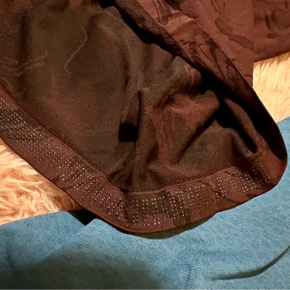 Bundle of 2 Subtle Patterned Large Athleta Momentum Tops in Burgundy & Teal - Picture 9 of 12